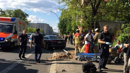 Mit voller Kraft. Polizisten räumen die Straße nach dem Crash auf.