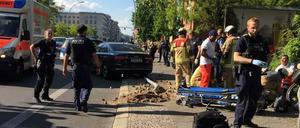 Mit voller Kraft. Polizisten räumen die Straße nach dem Crash auf.