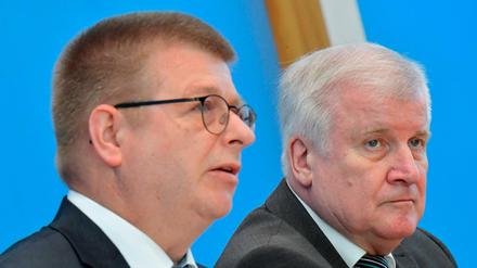 Innenminster Horst Seehofer, rechts, und der Präsident des Verfassungsschutzes Thomas Haldenwang. 