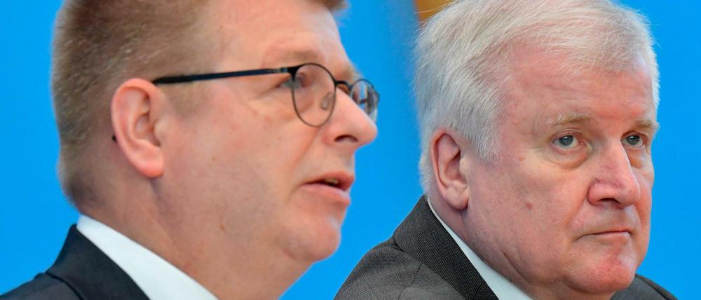 Innenminster Horst Seehofer, rechts, und der Präsident des Verfassungsschutzes Thomas Haldenwang.