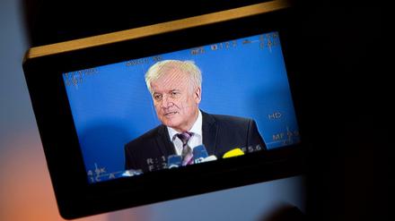 Bundesinnenminister Horst Seehofer (CSU) auf dem Display einer Fernsehkamera.
