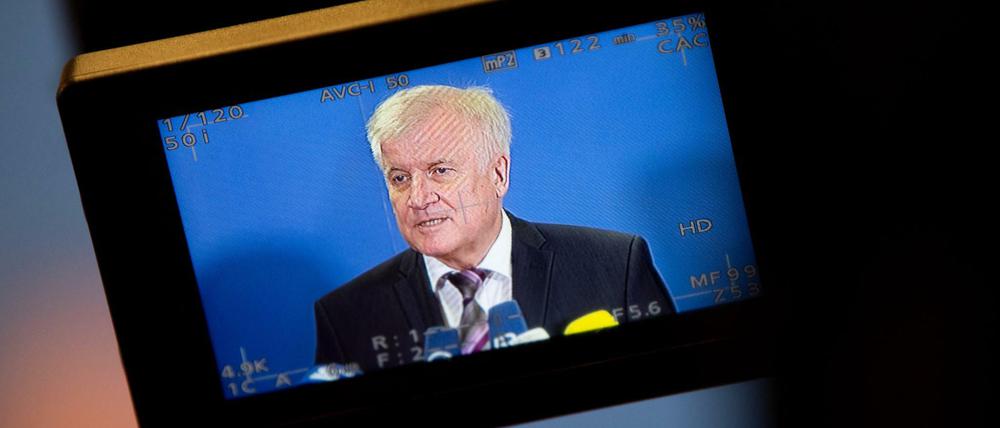 Bundesinnenminister Horst Seehofer (CSU) auf dem Display einer Fernsehkamera.