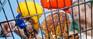 Der heiße Sommer lädt zum Grillen ein, doch es gibt einiges zu beachten.