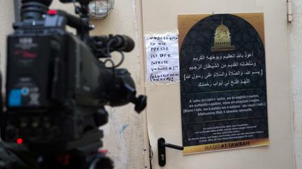 Eine Fernsehkamera steht am 01.02.2017 in Berlin vor einem Eingang zur mittlerweile verbotenen Fussilet-Moschee in Moabit. 