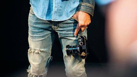 Wie ein Accessoire inszeniert Leica seine Kameras gerne. Vor allem in Asien ist die Marke damit erfolgreich. 