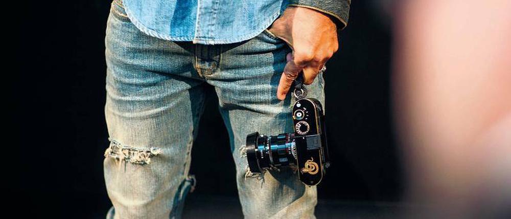 Wie ein Accessoire inszeniert Leica seine Kameras gerne. Vor allem in Asien ist die Marke damit erfolgreich.