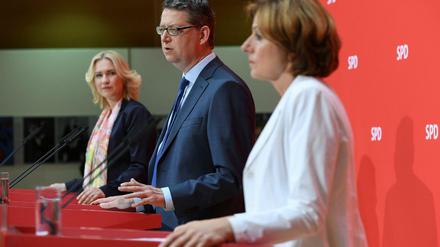 Die kommissarische Führung der SPD, Manuela Schwesig, Thorsten Schäfer-Gümbel und Malu Dreyer, verkündet die Doppelspitze. 