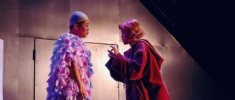 Eingebung auf High-Heels: Harper (Yehui Jeong) trifft einen Geist (Kyoungloul Kim).