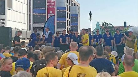 Die Spieler von Alba präsentieren sich zum Saisonabschluss noch einmal ihren Fans.