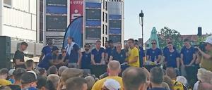 Die Spieler von Alba präsentieren sich zum Saisonabschluss noch einmal ihren Fans.