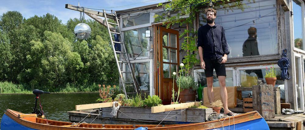 Claudius Schulze hat in der Rummelsburger Bucht ein Hausboot mit Atelier. 