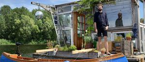 Claudius Schulze hat in der Rummelsburger Bucht ein Hausboot mit Atelier. 