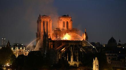 Am 15. April 2019 steht die berühmte Pariser Kathedrale Notre-Dame in Flammen. 