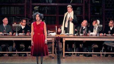 Drei Männer in 100 Minuten. Salome (Marlis Petersen) und Herodes (Wolfgang Aiblinger-Sperrhacke, stehend). 