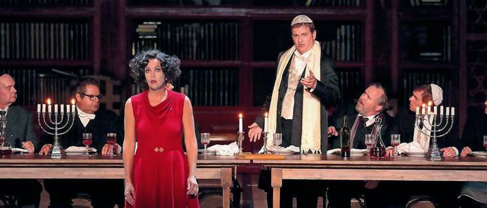 Drei Männer in 100 Minuten. Salome (Marlis Petersen) und Herodes (Wolfgang Aiblinger-Sperrhacke, stehend). 