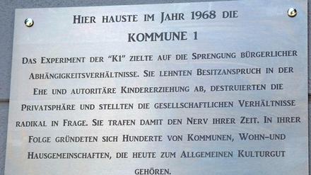 Den Text auf der Tafel haben der Hauseigentümer und ein Künstler verfasst.