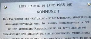 Den Text auf der Tafel haben der Hauseigentümer und ein Künstler verfasst.