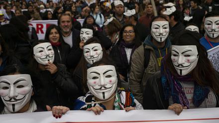 Bildung für alle. Im Juni 2019 tragen Schüler und Lehrer Anonymous-Masken - sie protestieren gegen die Abschaffung von Geschichte als Pflichtfach.