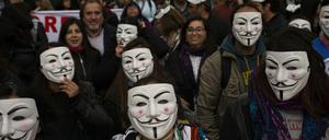 Bildung für alle. Im Juni 2019 tragen Schüler und Lehrer Anonymous-Masken - sie protestieren gegen die Abschaffung von Geschichte als Pflichtfach.