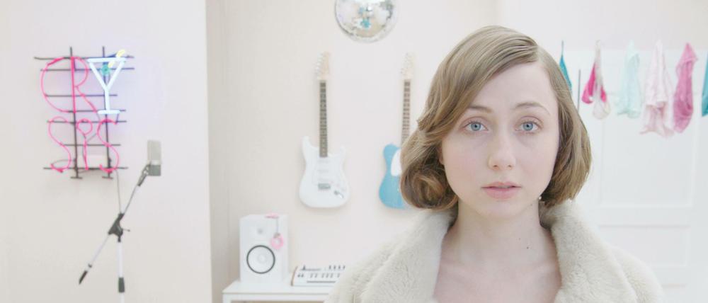 Das melancholische Mädchen (Marie Rathscheck) wird im Kapitalismus selbst zur Ware.