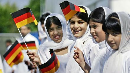 Winken ja - Aber Deutsche werden, wird für Menschen mit Migrationsgeschichte bald schwieriger.