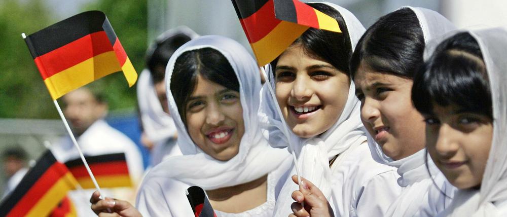 Winken ja - Aber Deutsche werden, wird für Menschen mit Migrationsgeschichte bald schwieriger.