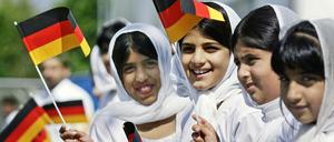 Winken ja - Aber Deutsche werden, wird für Menschen mit Migrationsgeschichte bald schwieriger.