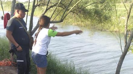 Ein Polizist steht an der Stelle des Rio Grande, wo die Leichen eines Migranten aus El Salvador und seiner Tochter gefunden wurden.