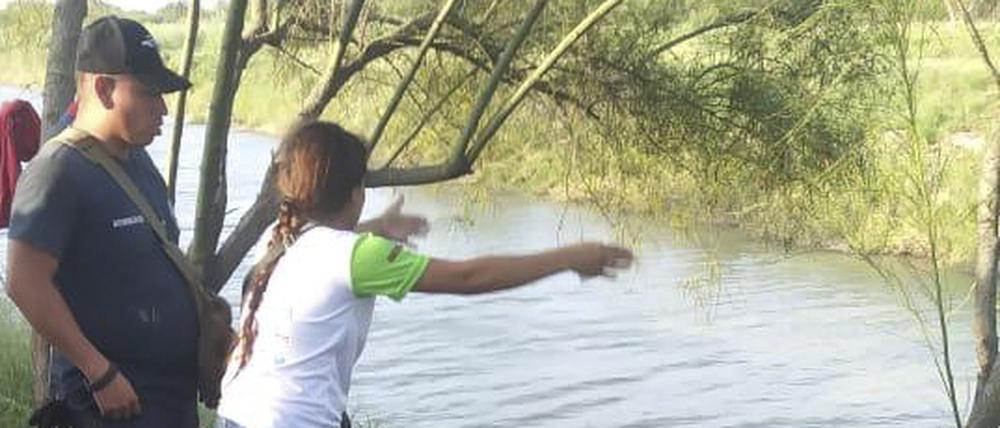 Ein Polizist steht an der Stelle des Rio Grande, wo die Leichen eines Migranten aus El Salvador und seiner Tochter gefunden wurden.