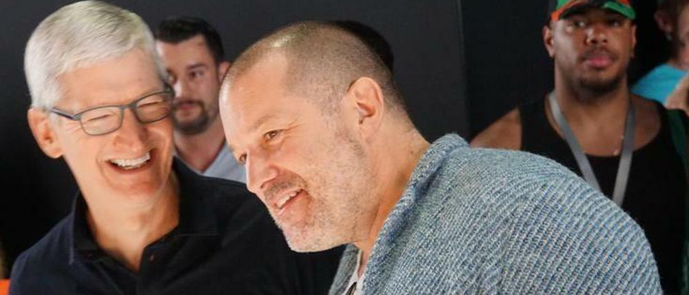Der bisherige Chefdesigner Jony Ive (r.) gemeinsam mit Apple-Chef Tim Cook.