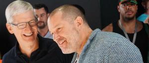 Der bisherige Chefdesigner Jony Ive (r.) gemeinsam mit Apple-Chef Tim Cook.