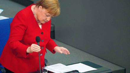 Vorbereitung ist alles: Angela Merkel nutzt die Fragestunde, um ihren Ex-General Peter Tauber zu verteidigen. 