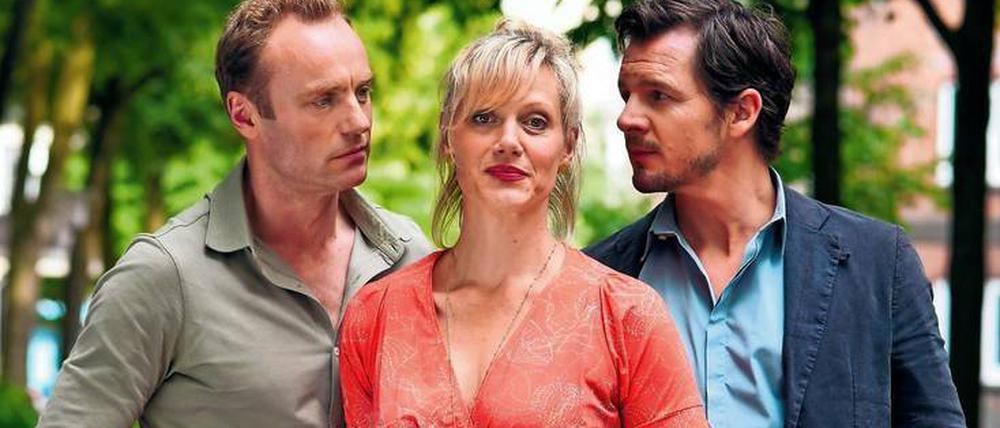 Irrungen, Wirrungen auf der Nordseeinsel. Die Ärztin Katrin (Anna Schudt) muss sich zwischen ihrem Mann Mark (Felix Klare, r.) und dem charmanten Zufallsbekannten Peter (Mark Waschke) entscheiden.