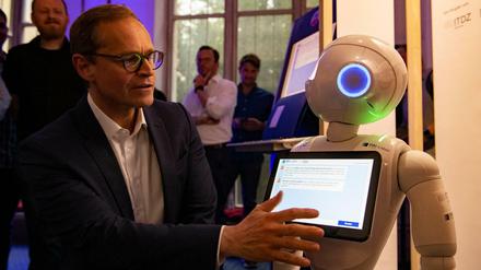 Kontaktaufnahme: Michael Müller berührt am 12. Juni 2019 bei seinem Besuch im CityLAB Berlin im ehemaligen Tempelhofer Flughafen einen sprechenden Roboter, der irgendwann in der Verwaltung den Besuchern helfen soll. Im CityLAB sollen digitale Projekte in einem Netzwerk aus Verwaltung, Zivilgesellschaft, Wissenschaft und Startups gestaltet werden. 