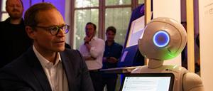 Kontaktaufnahme: Michael Müller berührt am 12. Juni 2019 bei seinem Besuch im CityLAB Berlin im ehemaligen Tempelhofer Flughafen einen sprechenden Roboter, der irgendwann in der Verwaltung den Besuchern helfen soll. Im CityLAB sollen digitale Projekte in einem Netzwerk aus Verwaltung, Zivilgesellschaft, Wissenschaft und Startups gestaltet werden. 
