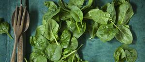 Das Spinat-Hormon Ecdysteron spendet laut einer Studie Kraft. Die Probanden legten beim Bankdrücken in zehn Wochen 9,3 Kilogramm zu.