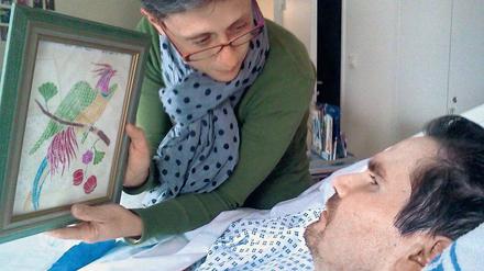  Viviane Lambert zeigt ihrem Sohn Vincent ein Bild. Der heute 42-Jährige verunglückte im September 2008 mit seinem Motorrad und befindet sich seither im Wachkoma. 