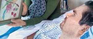  Viviane Lambert zeigt ihrem Sohn Vincent ein Bild. Der heute 42-Jährige verunglückte im September 2008 mit seinem Motorrad und befindet sich seither im Wachkoma. 