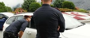 Polizisten kontrollieren Fahrzeuge auf einer Bundestraße. Vom 22. Juni bis 15. September 2019 sind in Tirol diverse Bundesstraßen für den Umgehungsverkehr gesperrt.
