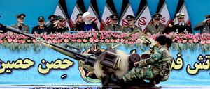 Die iranische Führung nimmt eine Militärparade ab. Der neue Verfassungsschutzbericht beschuldigt den Iran, in Deutschland Material für seine Raketen beschaffen zu wollen. 