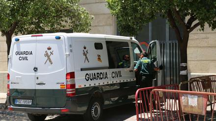 Ein Polizeiwagen mit dem wegen Drogenhandels verhafteten Mann steht vor dem Gerichtsgebäude von Sevilla.