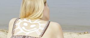 Viel hilft viel: Wer sich mit Sonnencreme einschmiert, sollte nicht zu sparsam sein. 