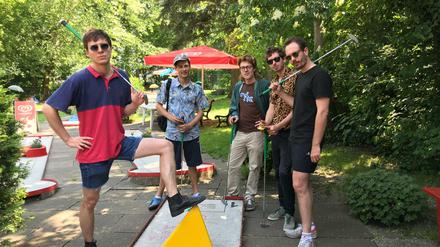 Die Band Von Wegen Lisbeth beim Minigolf in der Hasenheide in Neukölln.