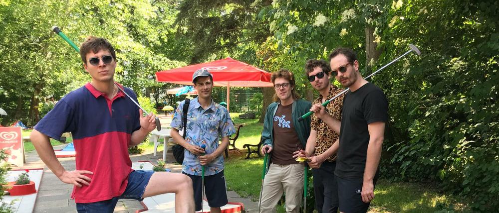 Die Band Von Wegen Lisbeth beim Minigolf in der Hasenheide in Neukölln.