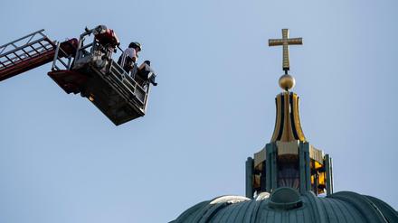 Per Teleskoparm zur Kuppel: Am Mittwoch probte die Berliner Feuerwehr die Löscharbeiten.