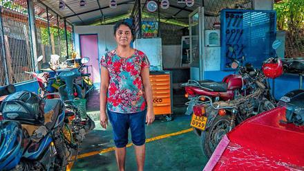 Mit viel Antrieb. Ramyakumari Attanayake hat eine Werkstatt für Motorräder und Scooter aufgebaut. 