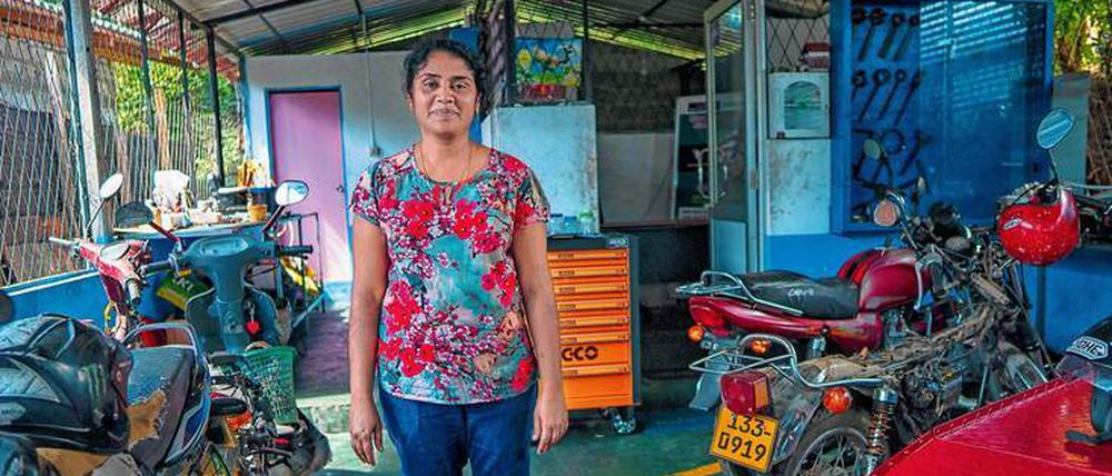 Mit viel Antrieb. Ramyakumari Attanayake hat eine Werkstatt für Motorräder und Scooter aufgebaut.