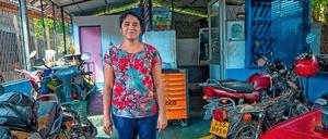 Mit viel Antrieb. Ramyakumari Attanayake hat eine Werkstatt für Motorräder und Scooter aufgebaut. 