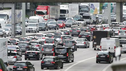 Fahrzeuge stauen sich der Autobahn 7 in Richtung Norden.