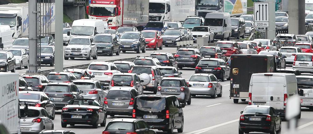 Fahrzeuge stauen sich der Autobahn 7 in Richtung Norden.